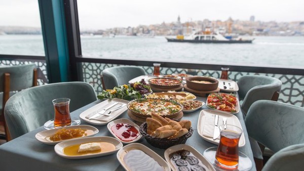 Утро на Босфоре: морская прогулка с завтраком