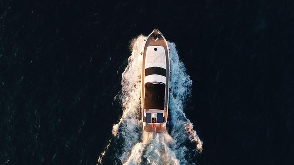 На яхте — меж двух континентов целый день!