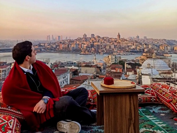 Завтрак на террасе с видом на Золотой Рог