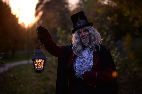 Блистательный центр с фонарщиком Фаролеро