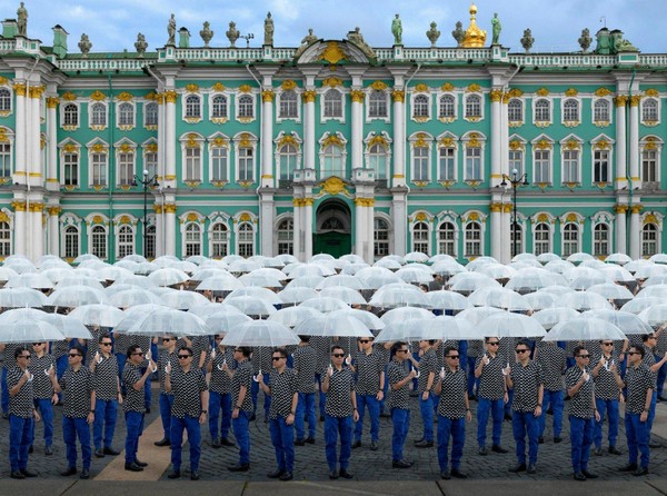 Экскурсия по выставкам «Рейс в мечту» и «Парад/В будущем»