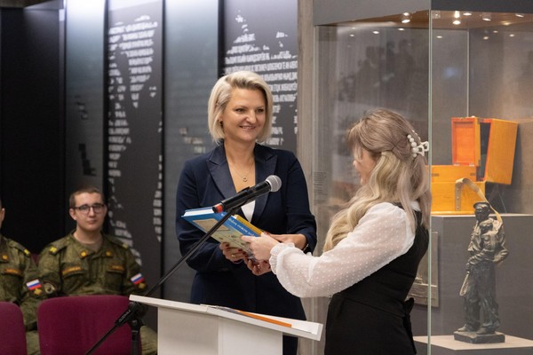 Презентация книги «Артспецшкольники Красной Пресни в боях за Родину и в мирные дни»