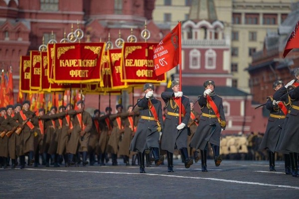 Фотовыставка «С парада на фронт»