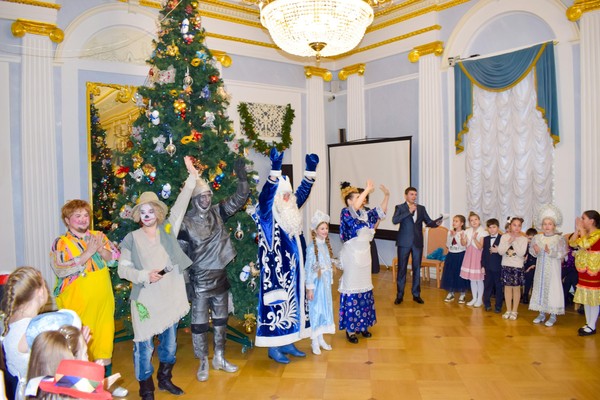 Праздник «Юбилейный хоровод у Новогодней елки»