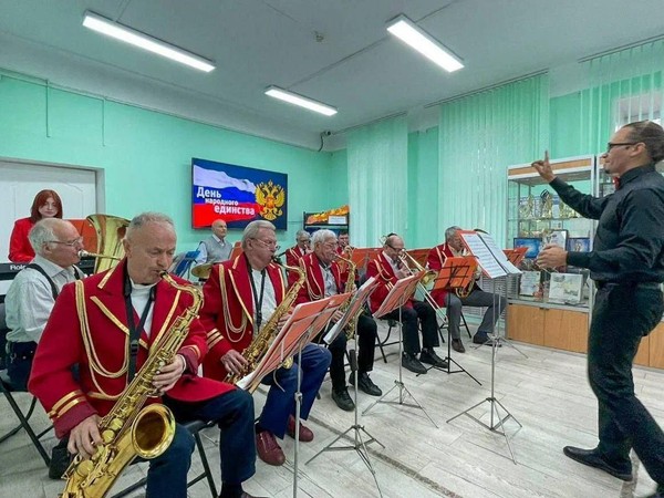 «С Новым годом!» музыкальная программа от духового оркестра, посвящённая Новому году