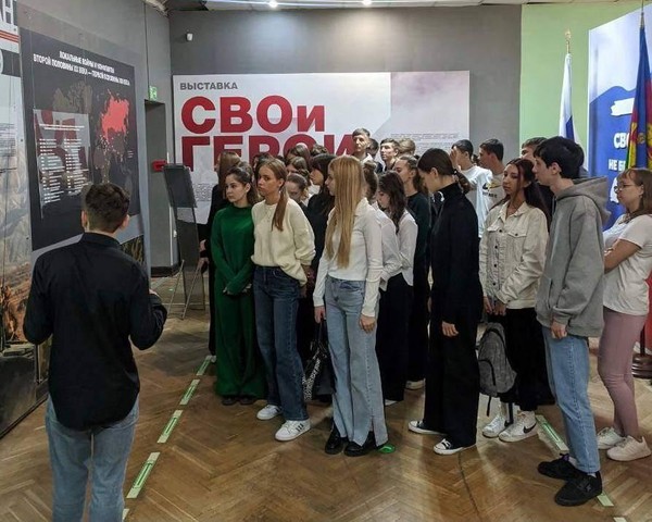 Лекция на передвижной выставке «Свои герои»