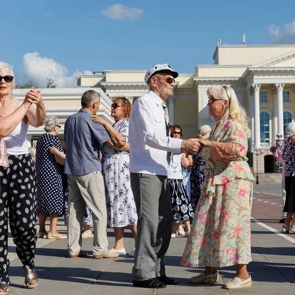 «Городская танцплощадка» традиционная ретро-программа для горожан