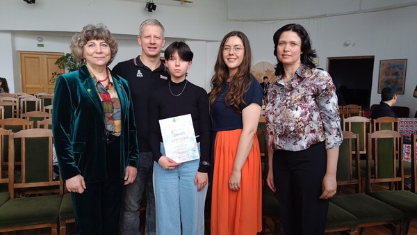 13 апреля было награждение финалиста Всероссийского изо. диктанта Баздаревой Алисы от НДХШ
