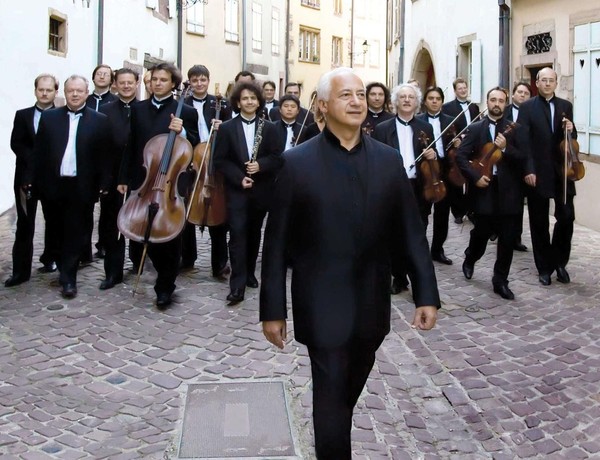Трансляция концерта камерного оркестра «Виртуозы Москвы»