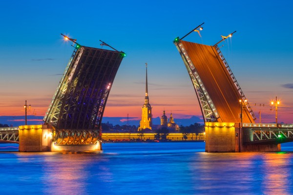 Мегаполис и разводные мосты с ночным выходом в Финский залив