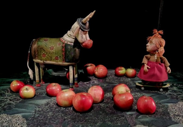 Спектакль «Яблоки, Маша и Баба-яга»