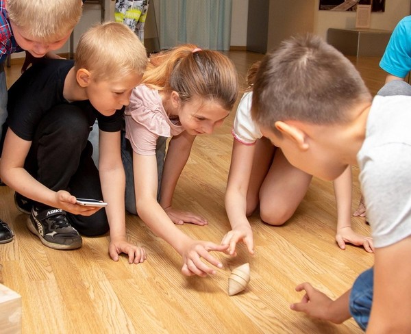 Занятие для детей «Вращающийся волчок: от игрушки к вечному движению»