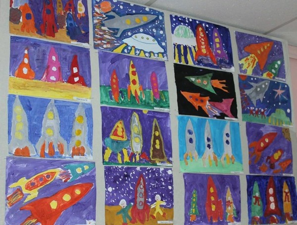 Выставка детских рисунков «Этот удивительный космос»