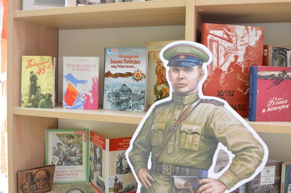 Выставка-инсталляция ко Дню Великой Победы «В сердцах и книгах-память о войне»