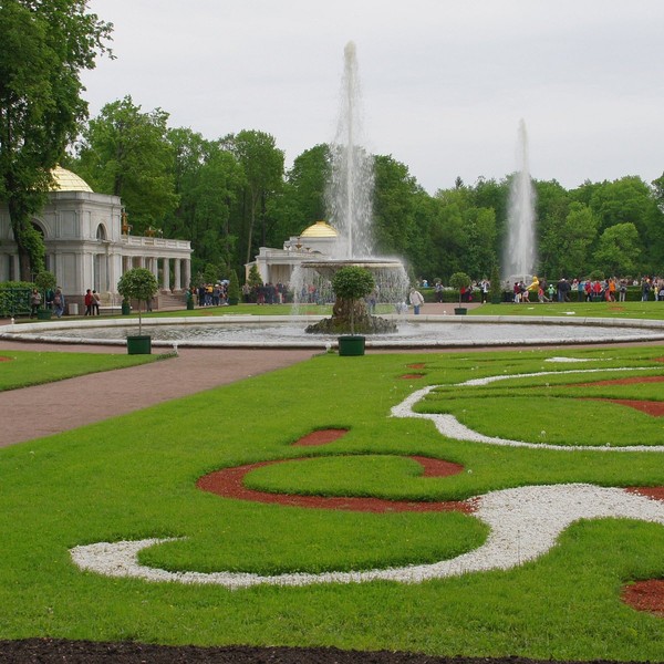 Петергоф: дворцы и фонтаны