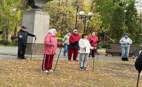 Скандинавская ходьба для пенсионеров в парке «Крылья Советов»