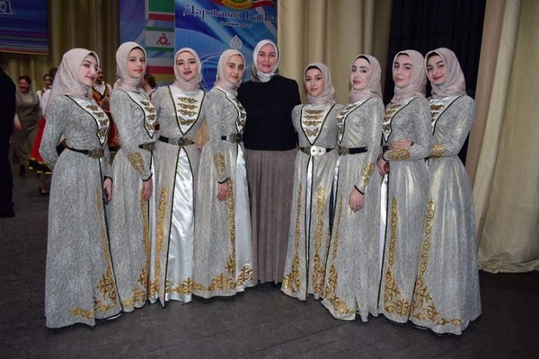 Демонстрация традиционного чеченского женского платья «Чеченская национальная одежда»