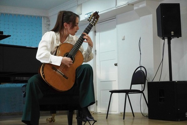 Концерт гитарной музыки студентки 4-го курса кафедры «Народные инструменты»