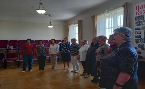 Занятие по хоровому вокалу с пенсионерами