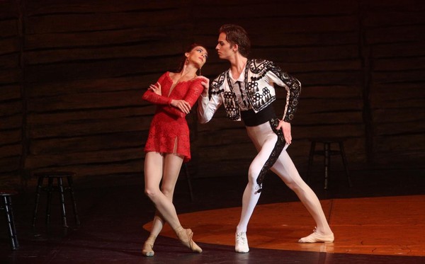 Программа одноактных балетов «Кармен-сюита» и «Дивертисмент»