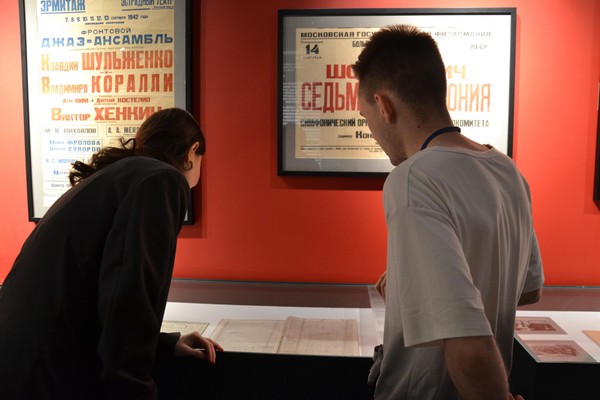 Экскурсия по выставке: «Песнь Героям Отечества»