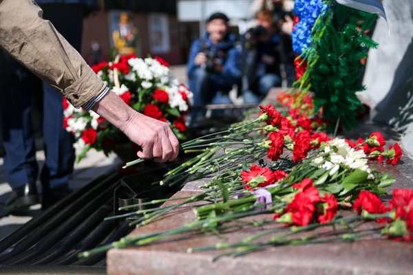 Возложение цветов к памятнику –погибших воинов