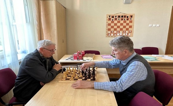 Занятие по игре в шахматы для пенсионеров