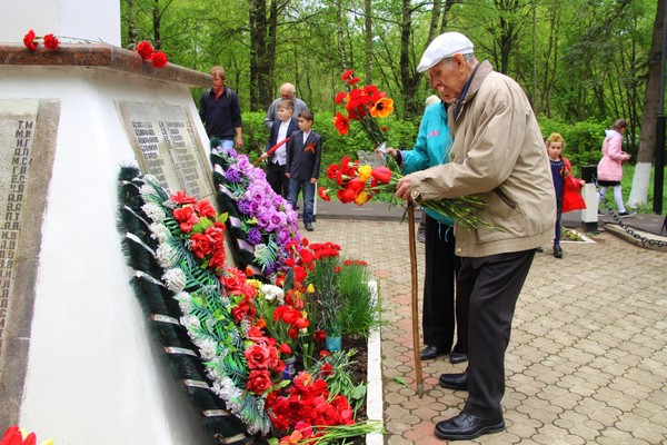 Митинг, возложение цветов возле памятника погибшим односельчанам с. Петрово –Дальнее