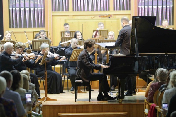Концерт «Кубанский симфонический оркестр. Солист – Константин Емельянов»
