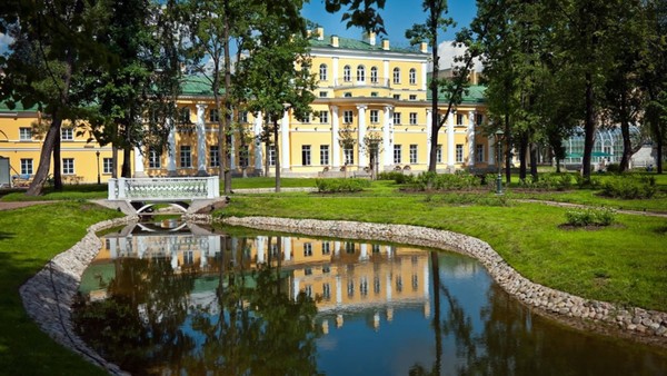 Волынки и барабаны Санкт-Петербурга в усадебном саду