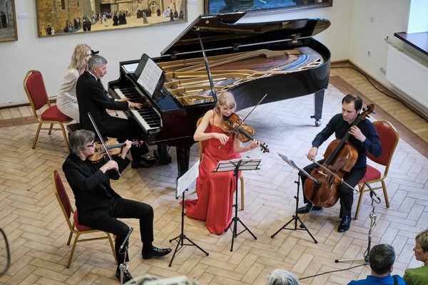 Концерт Якова Соловьева и струнного трио Strings
