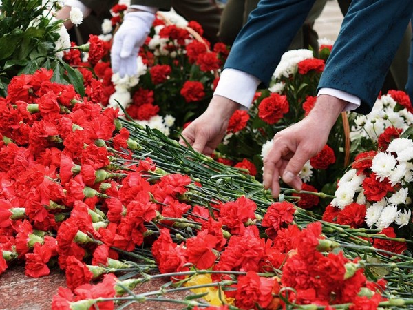Возложение цветов к памятнику солдатам микрорайона Парфёнова, погибшим в ВОВ