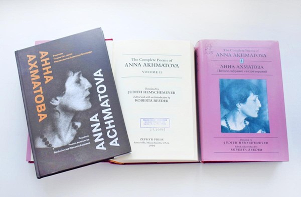 Книжная выставка «Серебряного века летящий стих: Анна Ахматова, поэзия, переводы»