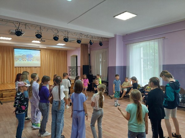 «До новых встреч»-танцевально-игровая программа приурочена закрытию пришкольного лагеря