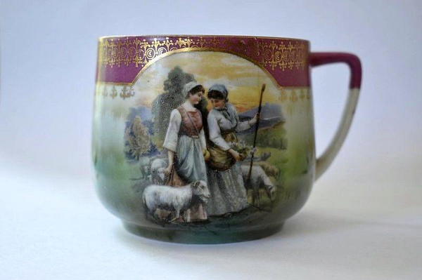 История экспоната «Чашка фарфоровая с изображением пастушек»