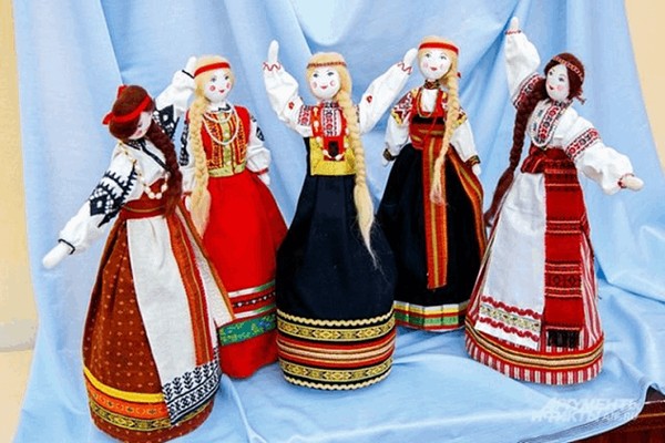 Выставка-просмотр «Национальные костюмы народов России»