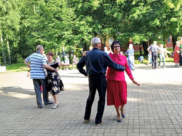 «Летние встречи в парке»– танцевально развлекательная программа в парке «Сад им.9 Января»