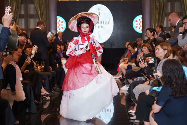 «Четыре сезона»: выставка корейского костюма – ханбок