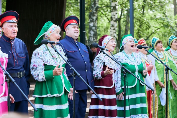 Подготовка новых музыкальных номеров для репертуара Народного женского хора русской песни «Ивушка» и Народного казачьего ансамбля