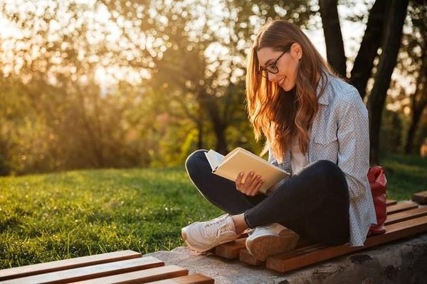 Книжная выставка «Чтение для хорошего настроения»