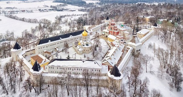 Рождественская сказка в Звенигороде (с праздничной программой в Царицыных палатах и традиционным сладким подарком)