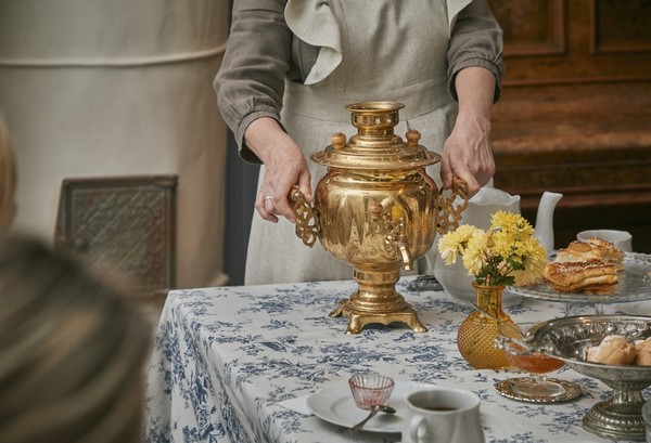 За приоткрытой кухонной дверцей