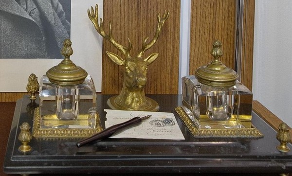 История экспоната «Старинная чернильница XIX века»