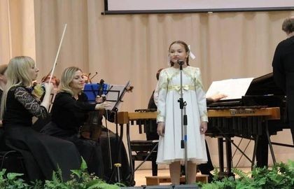 Дети играют с оркестром