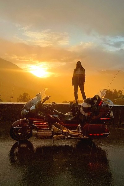 Закат в горах — на мотоцикле