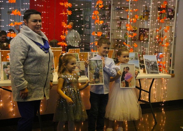 Открытие выставки фото и творческих работ к Дню отца «Папа и я – неразлучные друзья»