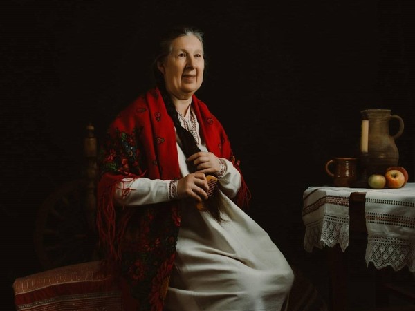Виртуальная галерея народного костюма: «Гребень голову любит, да волосы дерет»