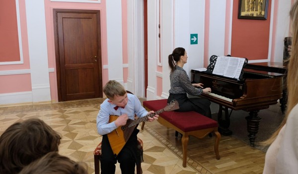 Музыкальный концерт «Золотая мелодия осени» перед спектаклем