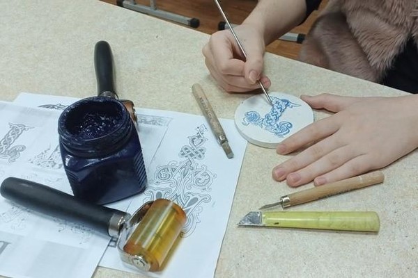 Мастер-класс «Славянская буквица. Гравюра на гипсе»