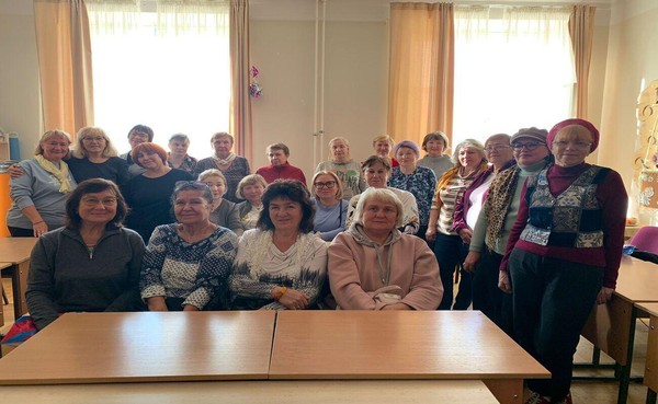 Занятие клуба любительниц рукоделия «Клубок» для пенсионеров